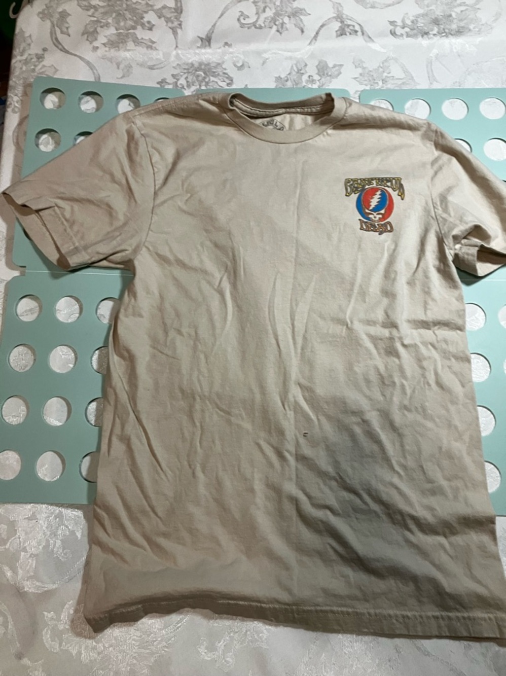 Grateful Dead Beige Short Sleeve Tee with Lightning Skull Chest Graphic small